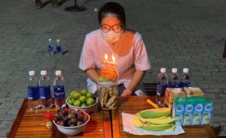 'Tiệc' sinh nhật đặc biệt của y sỹ chống COVID-19 khiến dân mạng rưng rưng