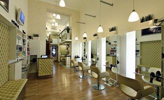 Tiệm làm tóc ngày trở lại: Chủ đếm tiền mỏi tay, khách gọi 