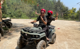 Tiến Luật bị bỏng pô xe địa hình khi chở vợ đi qua rừng