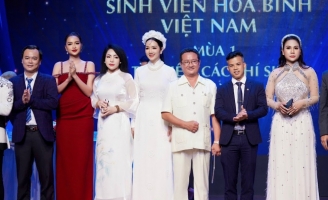 Tiến sĩ, bác sĩ Nguyễn Vân truyền cảm hứng  cho thí sinh  Hoa hậu Sinh viên Hòa bình Việt Nam