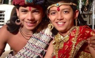 Tiểu hoàng tử Siamak đáng yêu từ trên phim ra đến đời thường