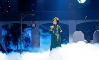 Tình Khúc Vượt Thời Gian:  Danh ca Phương Dung xúc động khi hát Đồi thông hai mộ