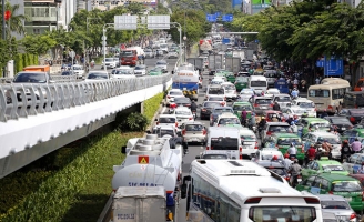 TP.HCM thí điểm lưu thông một chiều trên cầu vượt để giảm kẹt xe