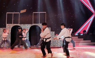 Trai đẹp làng võ Hứa Huy vừa bịt mắt vừa bay người đá vỡ miếng gỗ 