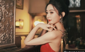 Triệu Lệ Dĩnh diện đầm hở tôn lên bờ vai trắng nõn