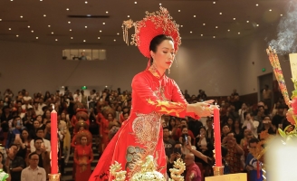 Trịnh Kim Chi tổ chức lễ giỗ Tổ sân khấu