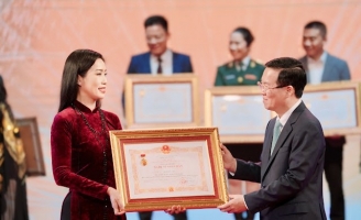 Trịnh Kim Chi xúc động nhận danh hiệu Nghệ sĩ Nhân Dân