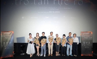  'Tro tàn rực rỡ': Phương Anh Đào phơi nắng, bôi răng đen để tham gia phim