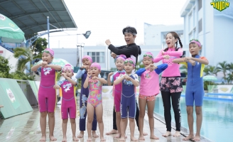 Trong tập 8 Chiến Bính Tí Hon tập luyện và thi đấu bộ môn Bơi lội