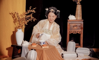 Trúc Thy hóa chị Hằng xinh đẹp đón Trung thu sớm