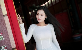 Trước khi qua Canada thi hoa hậu, hoa khôi Thời trang Dy Khả Hân tự tin khoe dáng với áo dài