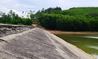 Trượt chân xuống hồ khi chụp ảnh, một học sinh tử vong