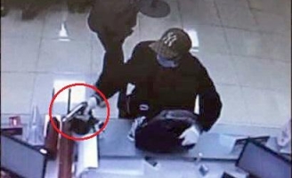 Truy bắt nghi can cướp chi nhánh ngân hàng Techcombank ở Hà Nội