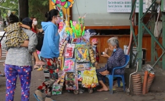 Tỷ Phú 0 Đồng: Cảm động tình yêu thương của bà cụ dành cho bầy chim trời, mèo hoang