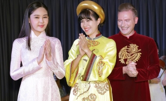 Uyên Thảo nổi bật trong phần trình diễn áo dài cùng Nữ hoàng Helen Thúy Lê