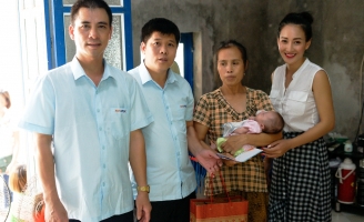 Valentines Vân Nguyễn đến với trẻ em vùng biên giới