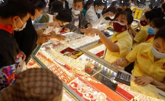 Vàng vượt 62 triệu, sôi sục cơn say mới, dân chơi bất chấp rủi ro