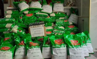 Việt Hương tặng 1 tấn gạo đến các nghệ sĩ khó khăn