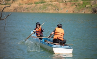 Võ Hoàng Yến, Hòa Minzy suýt té thuyền vì đối đầu cực căng trong Đại Chiến Săn Ảnh