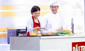 Võ Ngọc Tân dịu dàng chăm sóc Hồng Trang trong gameshow nấu ăn