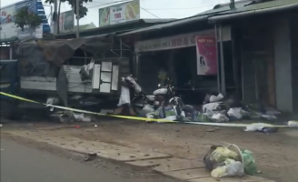 Vụ 2 xe tải và ô tô con va chạm rồi lao vào chợ: Ít nhất 5 người thiệt mạng