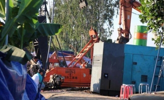 Vụ bé trai 10 tuổi lọt trụ bê tông: Đang nỗ lực rút trụ, hy vọng tiếp cận nạn nhân trong sáng 3/1