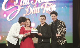 Vũ Mạnh Cường giúp chàng trai come out với mẹ trên “Sân Khấu Đầu Tiên”