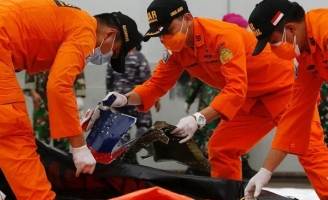 Vụ máy bay rơi ở Indonesia: Hành động bất thường của vợ cơ trưởng và bài đăng cuối cùng của 3 mẹ con