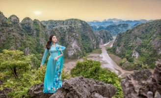 Vũ Trần Bảo Nguyên khoe dáng với dài Việt Hùng