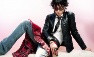 Wren Evans “gây sốt” với phong cách thời trang phi giới tính trong MV mới