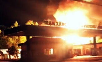 Xe bồn cháy dữ dội ngay trạm xăng dầu ở Đồng Nai