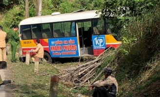 Xe bus mất phanh đâm vào taluy, 6 người bị thương ở Bắc Kạn