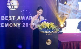 Xuất hiện trong vai trò MC, Á hậu Thùy Dung khoe vai trần gợi cảm